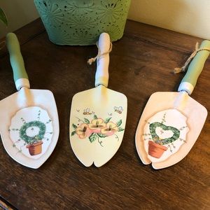 Set of 3 decorative spades.